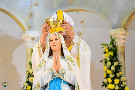 Canonical coronation .